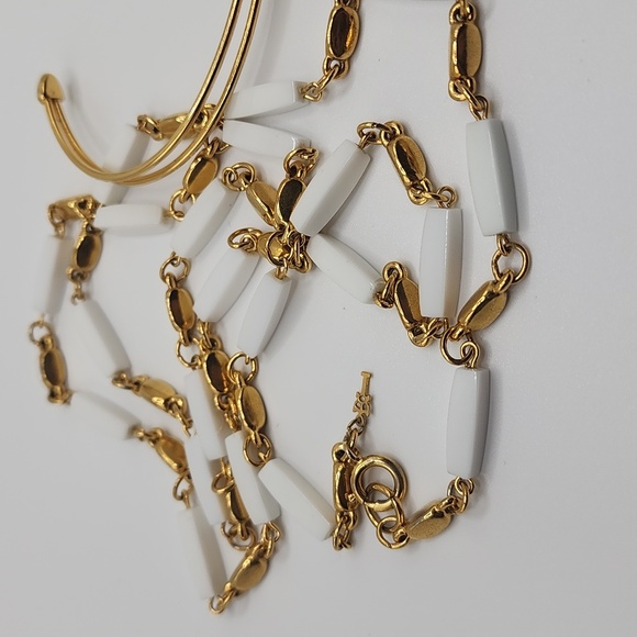 Vintage Crown Trifari Goldtone & White Beaded Necklace & Goldtone Cuff Bracelet - Picture 6 of 8